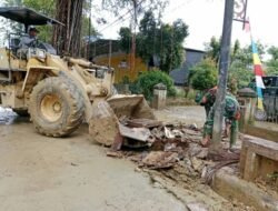 Sinergi TNI dan DLHK Langsa Pulihkan Sisa Lumpur Banjir di Jalan Panglima Polem