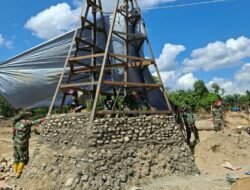 Lumpur Tak Halangi Pengabdian, TNI Bersihkan Fasum Rantau Panjang Hingga Tuntas