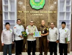Kajari Langsa Adi Tyogunawan Terima IAIN Langsa Award sebagai Mitra Strategis Pendidikan