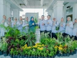 Istri Wakil Bupati Aceh Timur Ny. Erni Handayani Serahkan Puluhan Pot Bunga untuk RSUD Sultan Abdul Aziz Syah Peureulak.