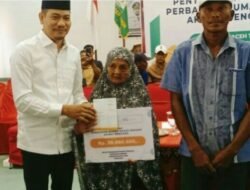 Bupati dan Wakil Bupati Aceh Timur Serahkan Bantuan Stimulan Perbaikan Rumah kepada Warga Terdampak Bencana.