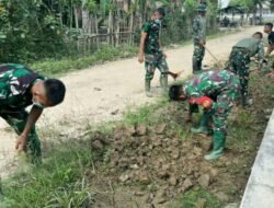 Cegah Genangan Susulan, Prajurit Yonif 853/BRB Gotong Royong Bersama Warga