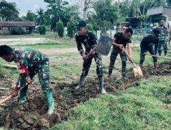 Puasa Tak Jadi Alasan, Babinsa Madat Tetap Gas Bersihkan Lumpur di SMPN 1 Madat