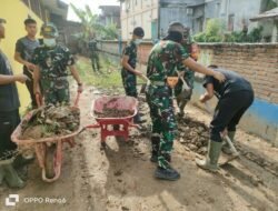 Lumpur Disikat, Semangat Ditingkat! Babinsa Spu dan Yonif 853/BRB Gotong Royong Pulihkan Lingkungan Sekolah