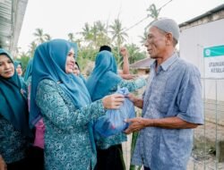 Ny. Erni Handayani Salurkan Bantuan Kepada Penghuni Huntara di Desa Blang Nie, Kec Simpang Ulim.