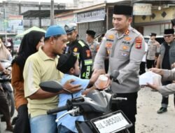 Polres Aceh Timur Bersama HMI Bagikan 500 Paket Takjil Kepada Masyarakat yang Melintas di Depan Terminal Peureulak