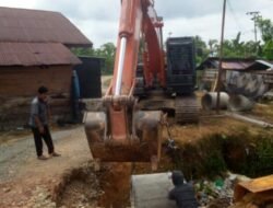 PT, Fajar Baizuri Turunkan Alat Berat Untuk Membangun Gorong gorong Menuju Lapangan Voly dan Rumah Masyarakat.