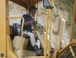 Pengerjaan Jalan Penghubung Antar Desa Berlanjut, Satgas TMMD Lakukan Penimbunan dan Pemerataan