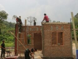 Satgas TMMD Kodim 0104/Atim Lanjutkan Pembangunan RTLH Ibu Rugaiyah, Kini Masuk Tahap Cor Balok Atas