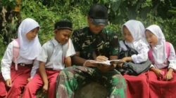 Rindang Pohon Jadi Ruang Belajar, Satgas TMMD Hadirkan Kehangatan