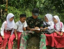 Rindang Pohon Jadi Ruang Belajar, Satgas TMMD Hadirkan Kehangatan