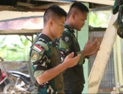 Di Tengah Pengabdian TMMD, Personel Satgas Tunaikan Sholat Jumat Bersama Masyarakat