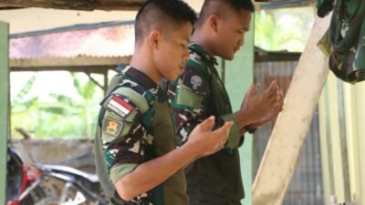 Di Tengah Pengabdian TMMD, Personel Satgas Tunaikan Sholat Jumat Bersama Masyarakat
