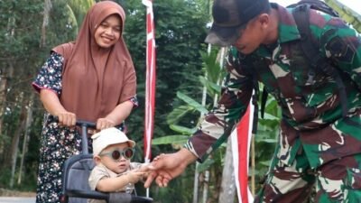 Di Balik Seragam Loreng, Ada Rindu Seorang Ayah yang Bertugas di TMMD