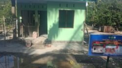 Wujudkan Hunian Layak, Satgas TMMD 128 Kodim 0104/Atim dan Warga Alue Canang Mulai Pasang Keramik