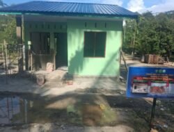 Wujudkan Hunian Layak, Satgas TMMD 128 Kodim 0104/Atim dan Warga Alue Canang Mulai Pasang Keramik