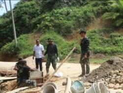Dipantau Geuchik, Personel Satgas TMMD Kebut Pembangunan Gorong-Gorong