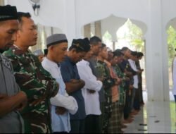 Di Tengah Kesibukan TMMD, Personel Satgas Tetap Khusyuk Salat Jumat Bersama Warga