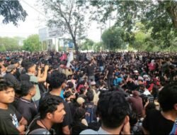 Usai Gubernur Aceh Umumkan Pergub JKA Dicabut, Kadinkes Aceh Temui Massa dan Teken Petisi