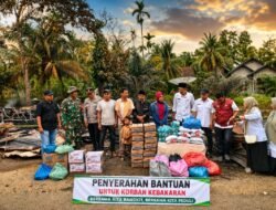 Babinsa Tak Pernah Tinggalkan Rakyat, Sertu Agus Kawal Bantuan untuk Korban Kebakaran di Aceh Timur