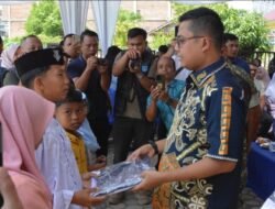 Wali Kota Langsa Serahkan Seragam Sekolah Gratis bagi Anak Yatim Piatu di Langsa Lama