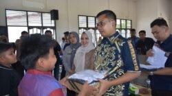 Wali Kota Langsa Serahkan Seragam Sekolah Gratis bagi 169 Anak Yatim Piatu di Langsa Timur