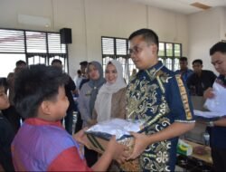 Wali Kota Langsa Serahkan Seragam Sekolah Gratis bagi 169 Anak Yatim Piatu di Langsa Timur