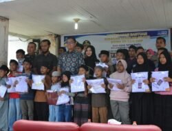 Wali Kota Langsa Serahkan Seragam Sekolah Gratis kepada Anak Yatim Piatu di Langsa Kota