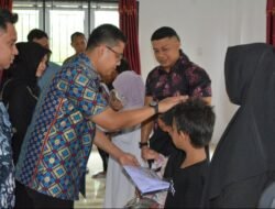 Wali Kota Langsa Serahkan Seragam Sekolah Gratis bagi 276 Anak Yatim Piatu di Langsa Barat