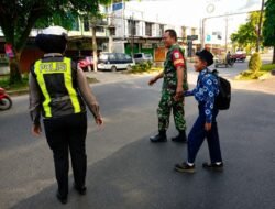 Babinsa Koramil 02/Langsa Bersama Polisi Amankan Penyeberangan Anak Sekolah di Langsa Kota