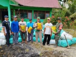 Babinsa Koramil 01/Pnr Bersama PPL Perkuat Semangat Petani Lewat Penyaluran Benih Padi