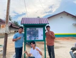 Mahasiswa KKN Kelompok 22 Pasang Peta Desa di Perkebunan Upah