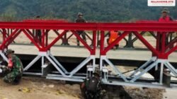 Tahap Finishing, Personel TNI Percantik Jembatan Bailey STA 83 di Lokop dengan Pengecatan Akhir