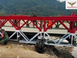 Tahap Finishing, Personel TNI Percantik Jembatan Bailey STA 83 di Lokop dengan Pengecatan Akhir