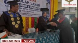 53 Peserta Sekolah Lansia di Kab.Aceh Timur Diwisuda