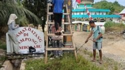 Pengabdian Penuh Makna, Keuchik Zuliadi, Ajak Perangkat Desa Wujudkan Gotong Royong, Menghiasi Pintu Gerbang Masuk.
