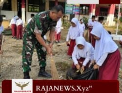 Sebelum Belajar, Babinsa Koramil 24/Dri Ajak Siswa SDN Keude Dua Bersihkan Lingkungan Sekolah