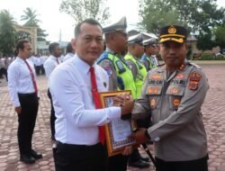 Pimpin Apel Pagi, Kapolres Aceh Timur Beri Penghargaan kepada Personel Berprestasi