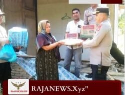 Pohon Sawit Timpa Rumah Warga, Kapolsek Idi Rayeuk Serahkan Bantuan