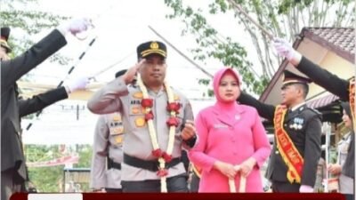 AKBP Aris Cai Dwi Susanto Disambut Tradisi Pedang Pora, Resmi Pimpin Polres Aceh Timur