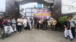 KAMMI SUMUT GELAR AKSI DI KEJATISU DAN DPRD SUMUT, SEMPAT MEMANAS SEBELUM BERUJUNG DIALOG
