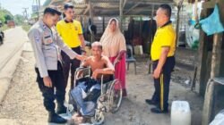Ketika Polisi Hadir Membawa Kepedulian, Kapolsek Banda Alam Antar Kursi Roda Buat Penderita Stroke
