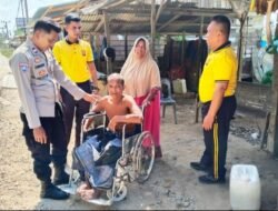 Ketika Polisi Hadir Membawa Kepedulian, Kapolsek Banda Alam Antar Kursi Roda Buat Penderita Stroke
