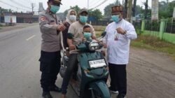 Kapolsek Julok dan Muspika Bagikan Masker, Warga Diimbau Waspadai Kabut Asap