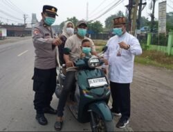 Kapolsek Julok dan Muspika Bagikan Masker, Warga Diimbau Waspadai Kabut Asap